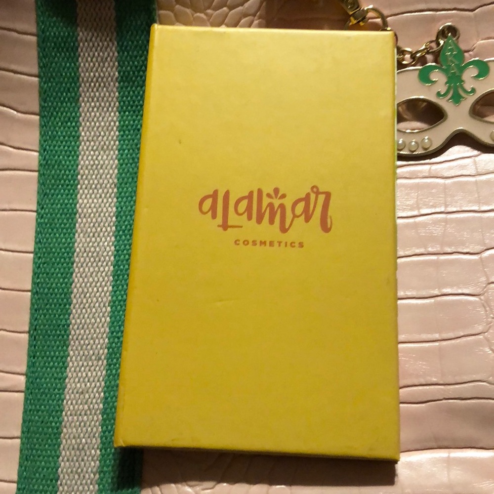 Alamar Cosmetics eyeshadow pallet